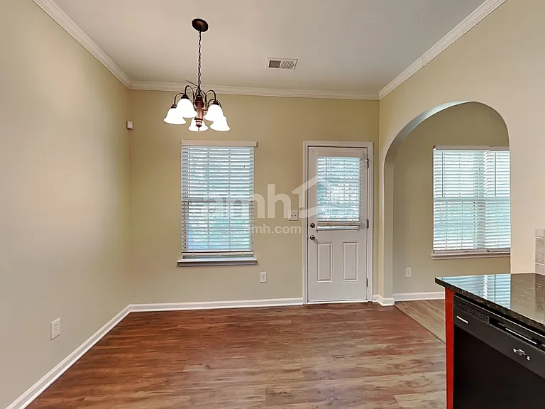 144 Tyre Dr — Photo 4