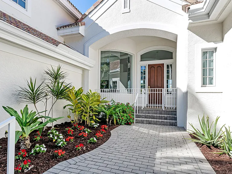 2540 Half Moon Walk — Photo 3