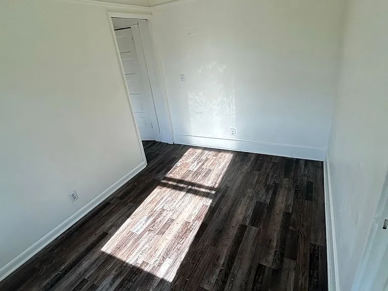1014 West 11th — Photo 4