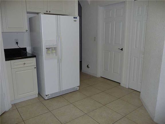 4th image of 2354 SE 19th Ct #2354
