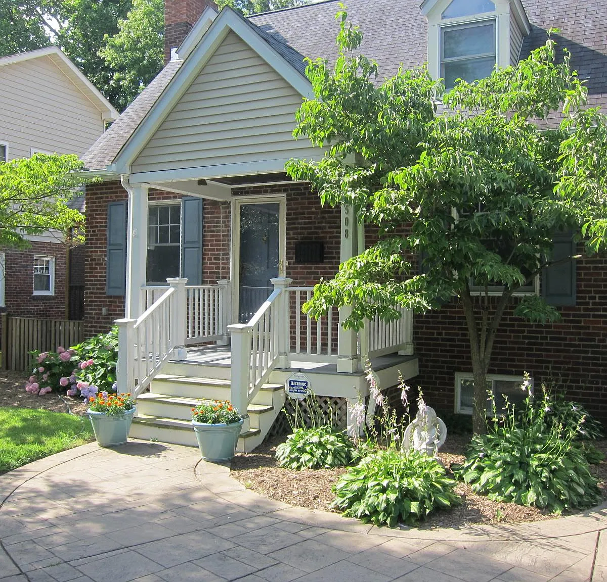4 bed, 2100 sqft, $5,850 — Photo 1