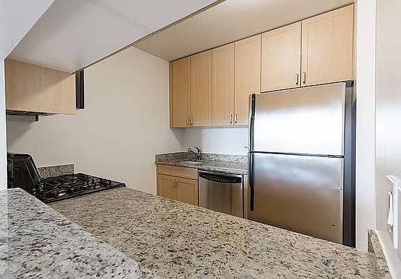 3rd image of 235 W 48th St APT 37G