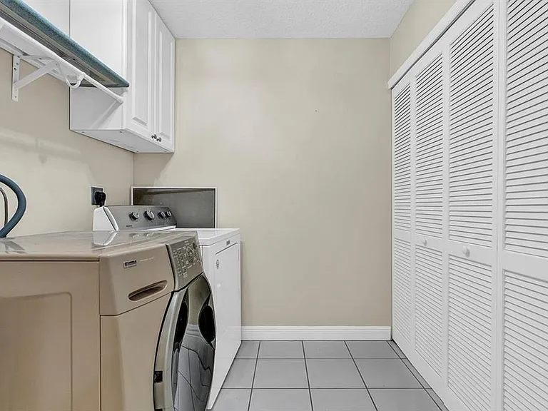 10290 NW 60th Pl — Photo 7