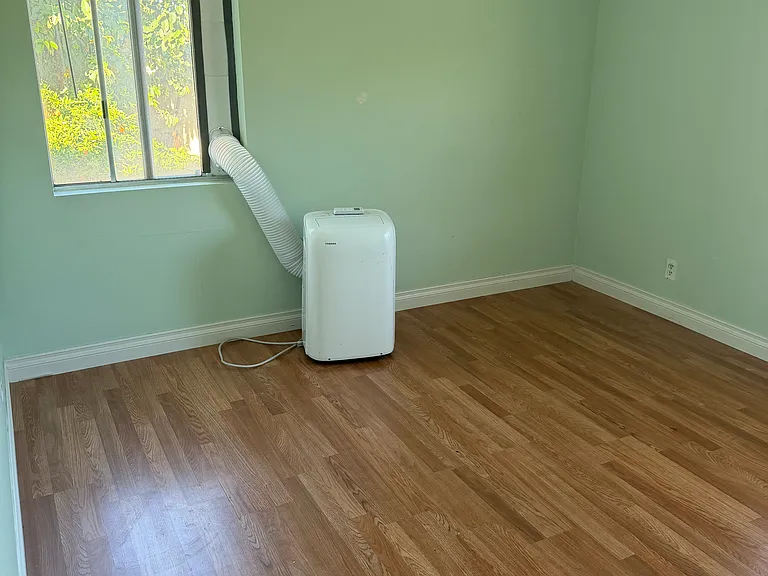 1112 Scofield Dr — Photo 3