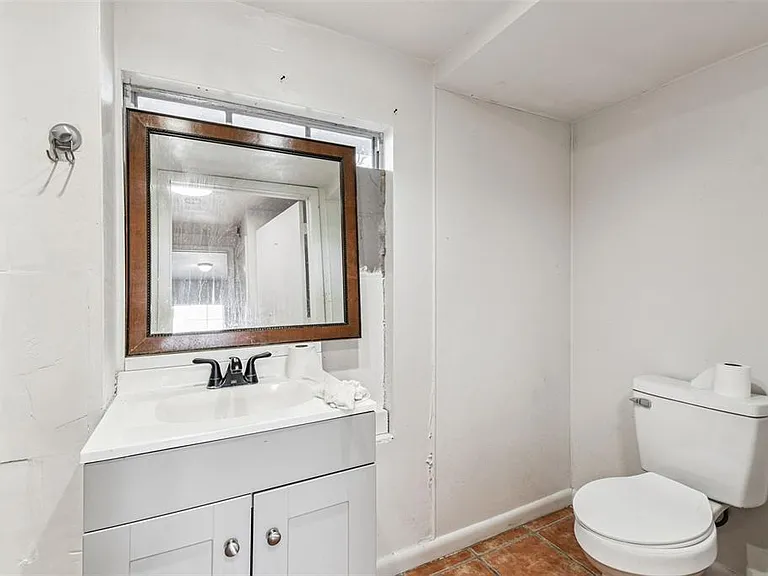 855 E Brandon Blvd — Photo 14