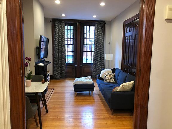 3rd image of 821 N Woodstock St Floor 1
