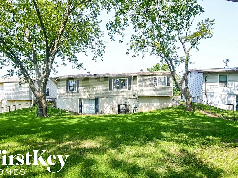 11321 Amboy Ln — Photo 14