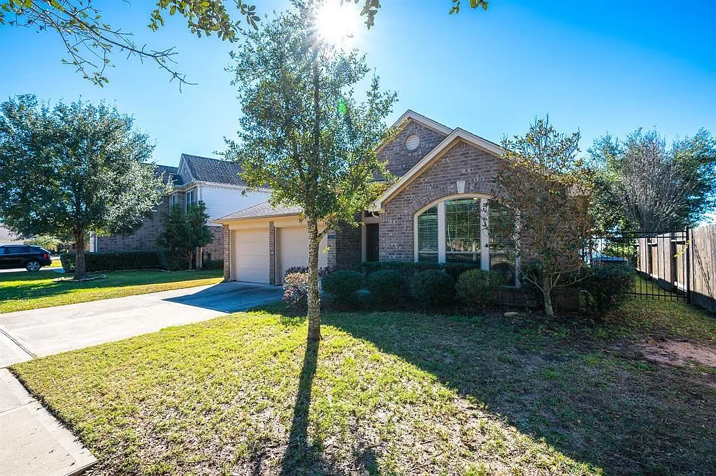 4 bed, 2.0 bath, 2200 sqft, $2,300 — Photo 4