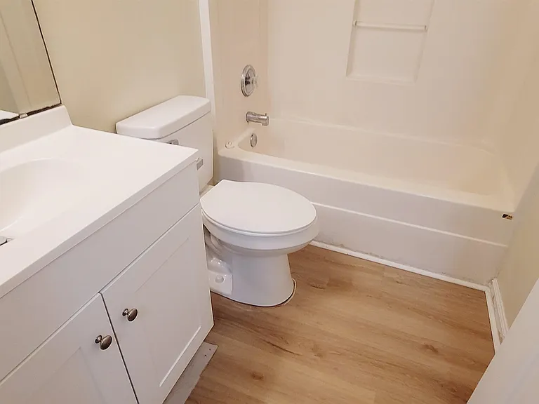 836 W Georgia St #B — Photo 11
