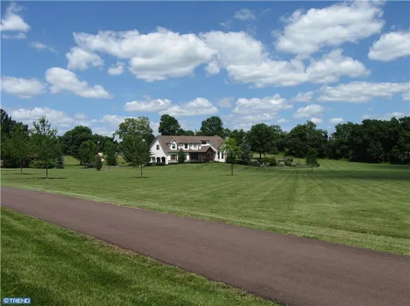 59 Red Corner Rd, Douglassville, PA 19518