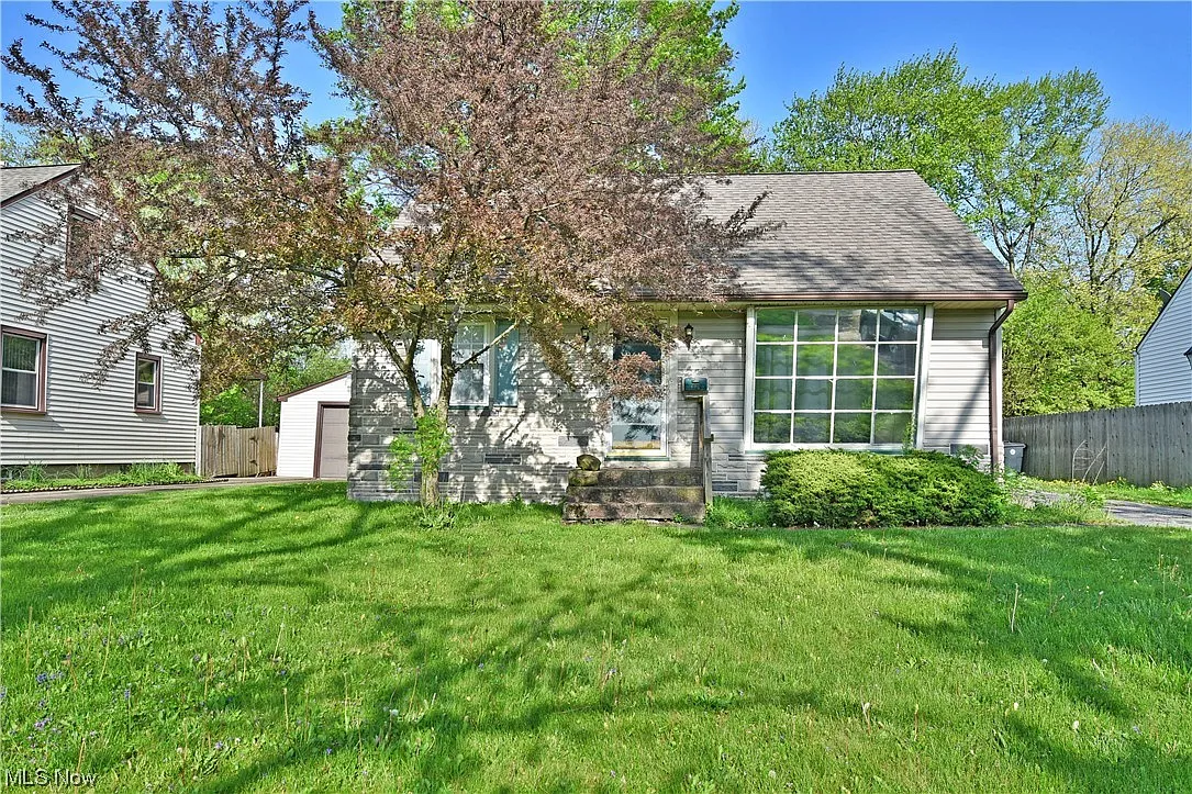 560 Laird Ave NE photo 1