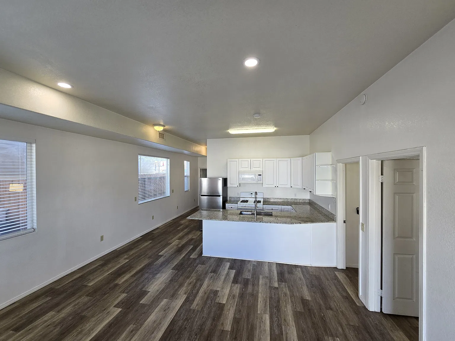 2 bed, 950 sqft, $2,800 — Photo 2