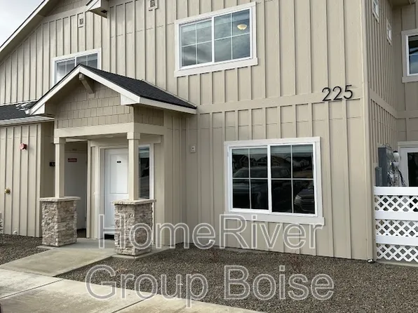225 S Roaming Ln APT 104, Kuna, ID 83634