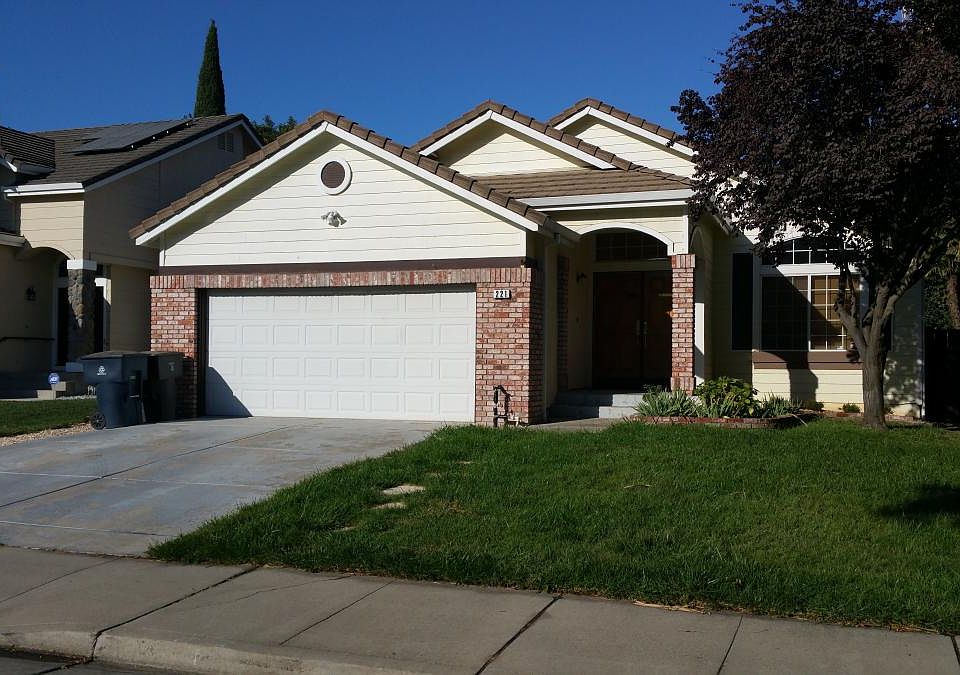 1st image of 221 Camelot Dr