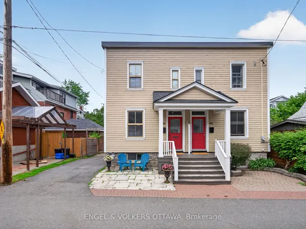 140 River Ln, Ottawa, ON K1M 1T1