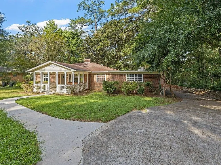 1142 Old Fort Dr — Photo 2