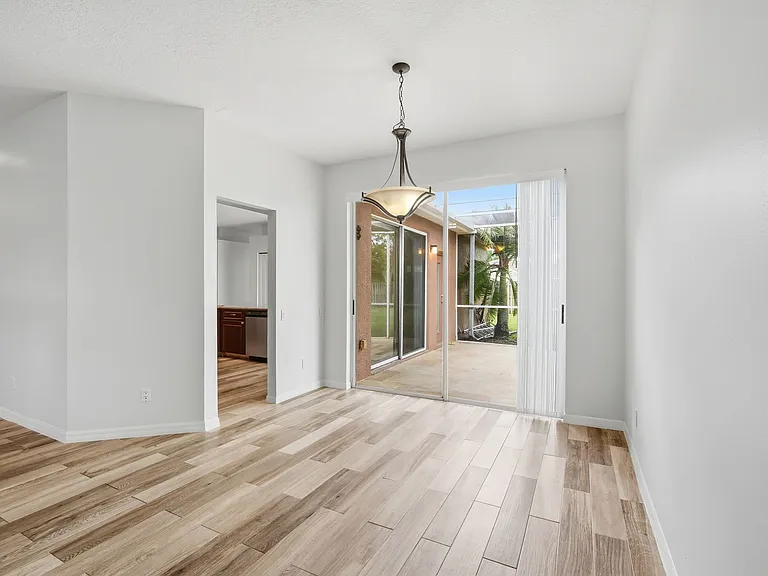 9810 Bennington Dr — Photo 6