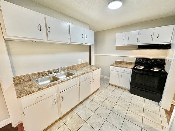 2nd image of 2914 Hoskins Dr