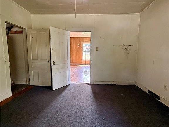 5th image of 999 Robbins Cir