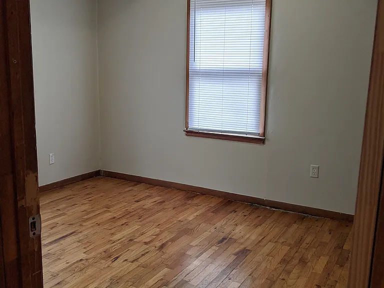 10614 Oakland Ave — Photo 5