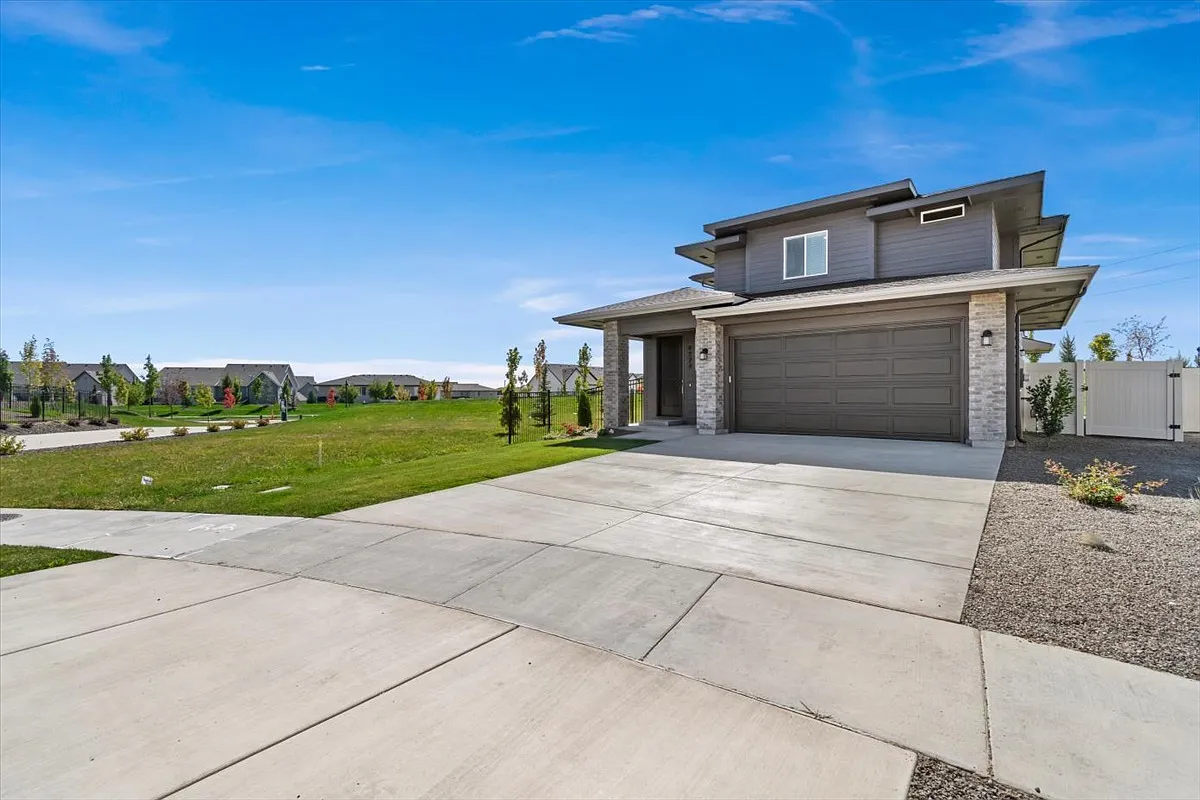 4 bed, 2154 sqft, $3,200 — Photo 3