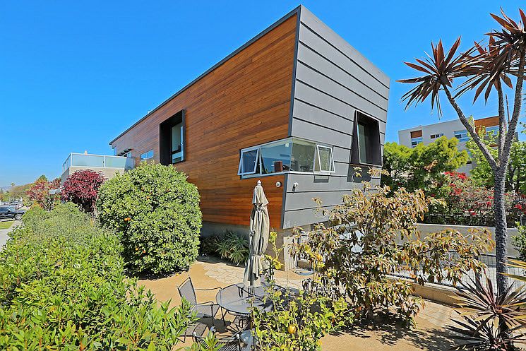 1st image of 2044 Corinth Ave