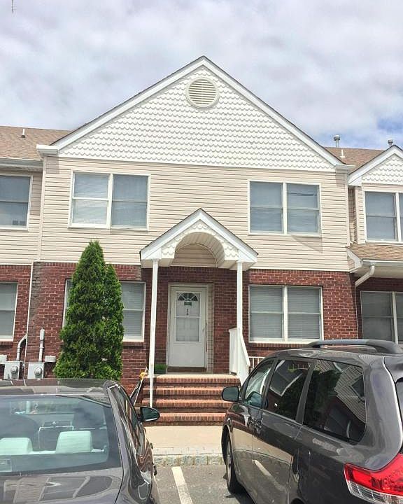 1st image of 11 Kew Gardens Dr