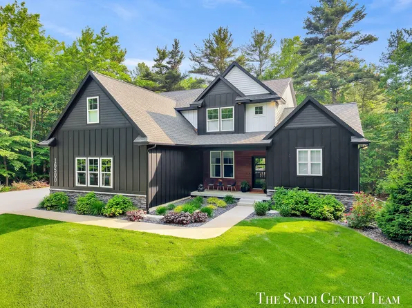 16500 Haven Woods Ct, West Olive, MI 49460