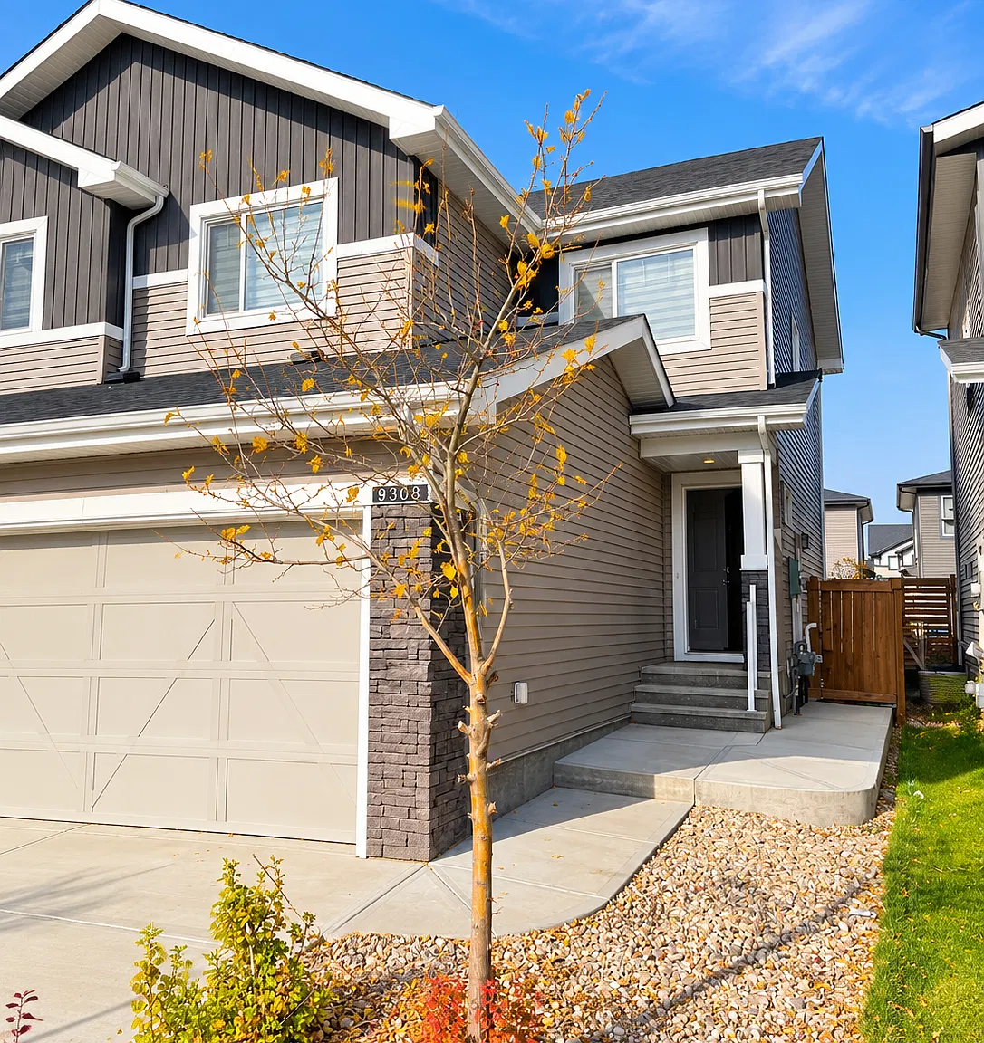 Spacious 3 Bedroom Main Floor in The Orchards | Semi-Furnished | Double Garage — Photo 3