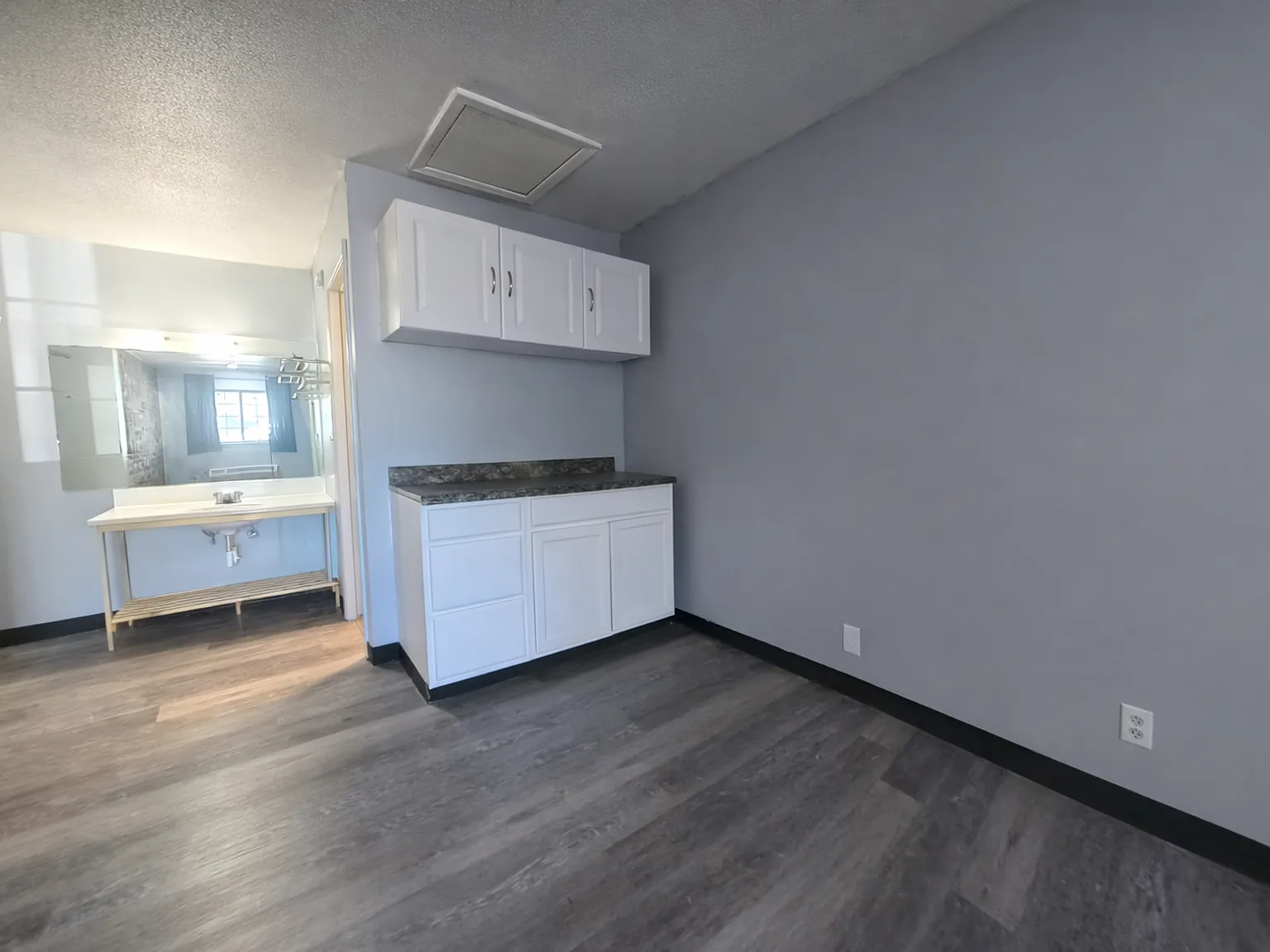 401 N East Ave — Photo 4
