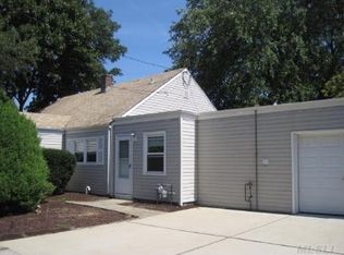 25 Park Blvd, Massapequa Park, NY 11762