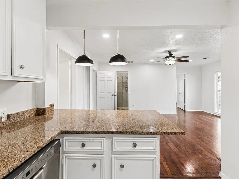 6950 Hillcrest Ave — Photo 17