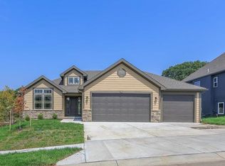 7375 NW Forest Lakes Dr, Parkville, MO 64152