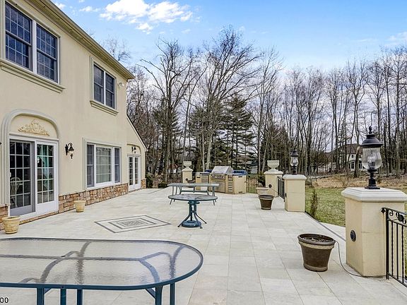 4th image of 4 Lockwood Dr