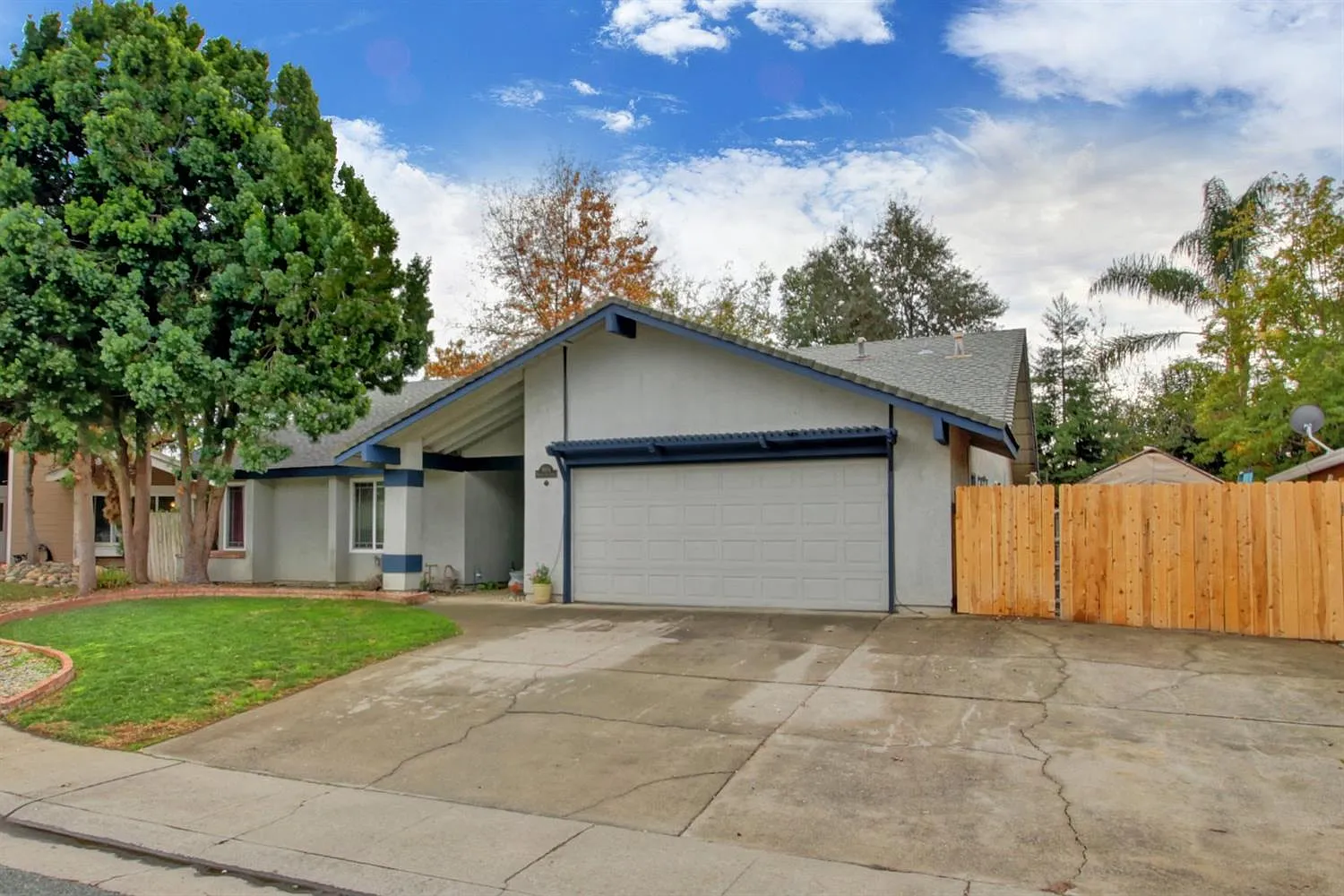 9956 Meadow Oak Cir photo 1