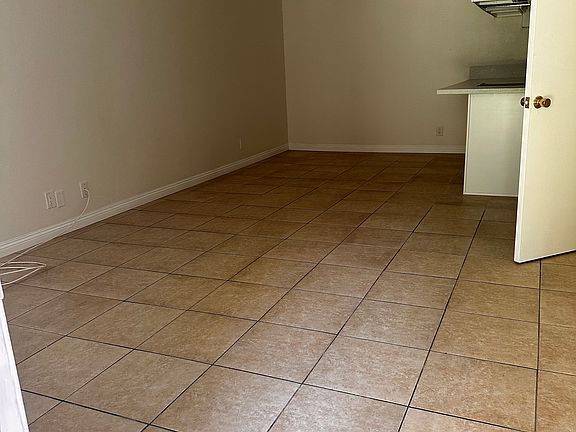 4th image of 15121 Fairgrove Ave #13