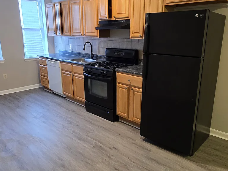 420 N Montford Ave — Photo 2