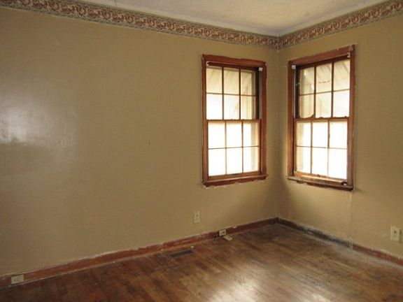 4th image of 3521 Riverview Dr