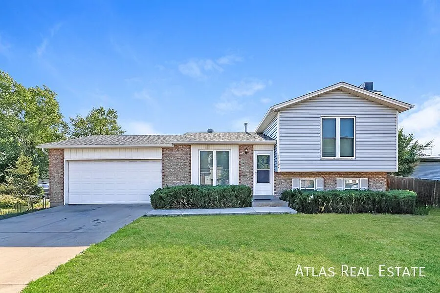 4 Weeks Free Rent & Free 55" Tv If Moved In By 8/31! Spacious & Inviting 3bd/2ba Home In Thornton — Photo 2
