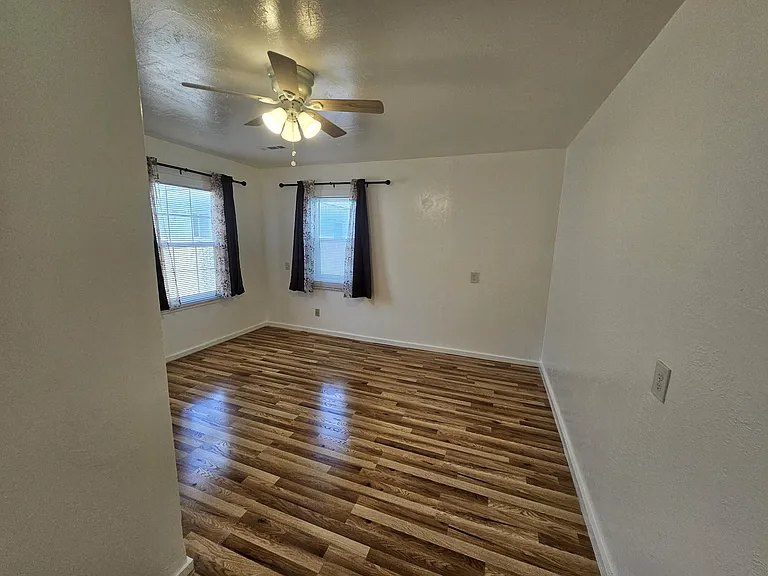320 Locust Ave — Photo 21