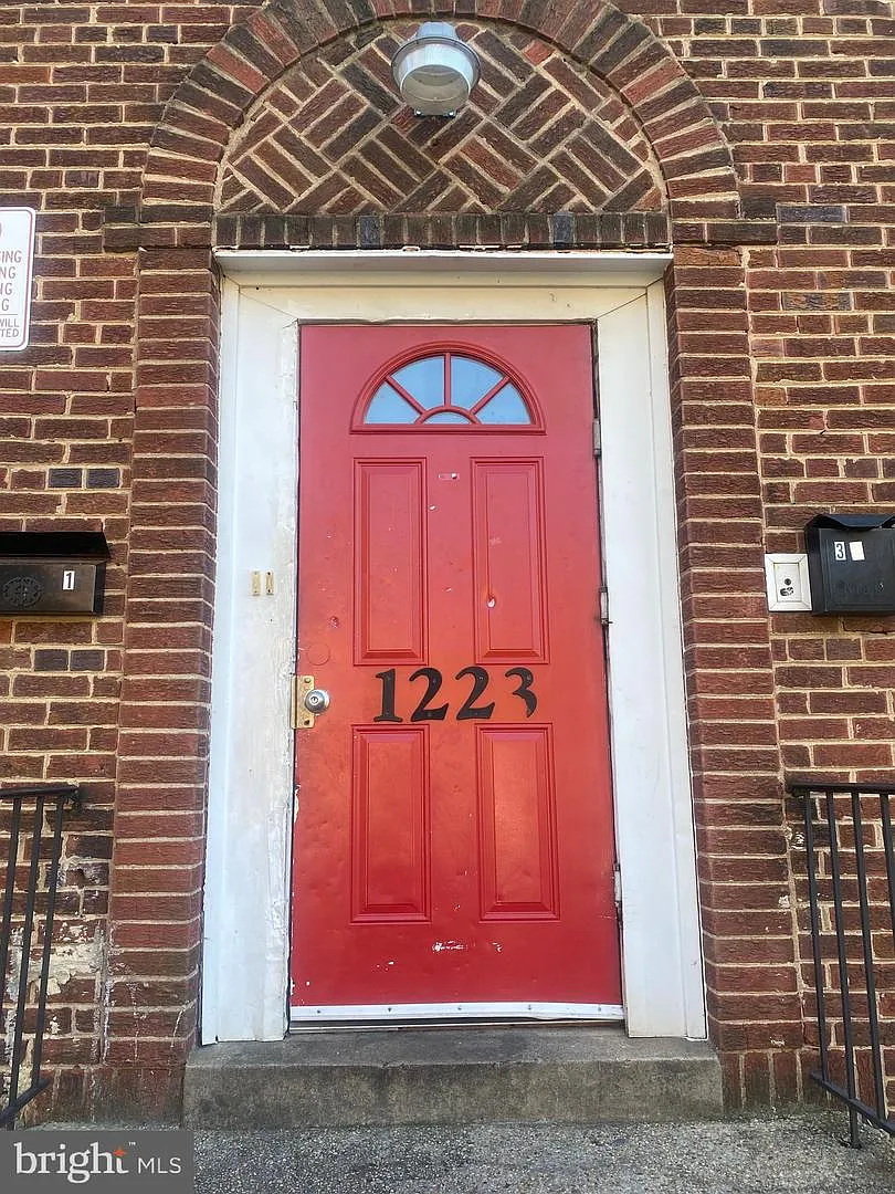 1223 Holbrook Ter NE photo 1