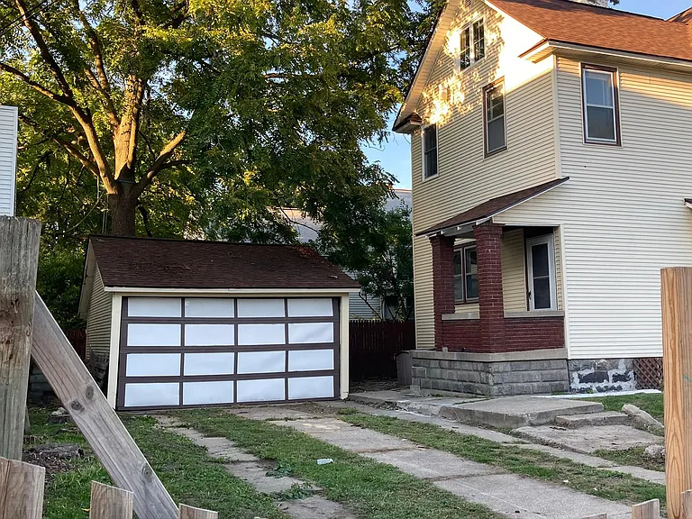 705 Turner Ave NW — Photo 2