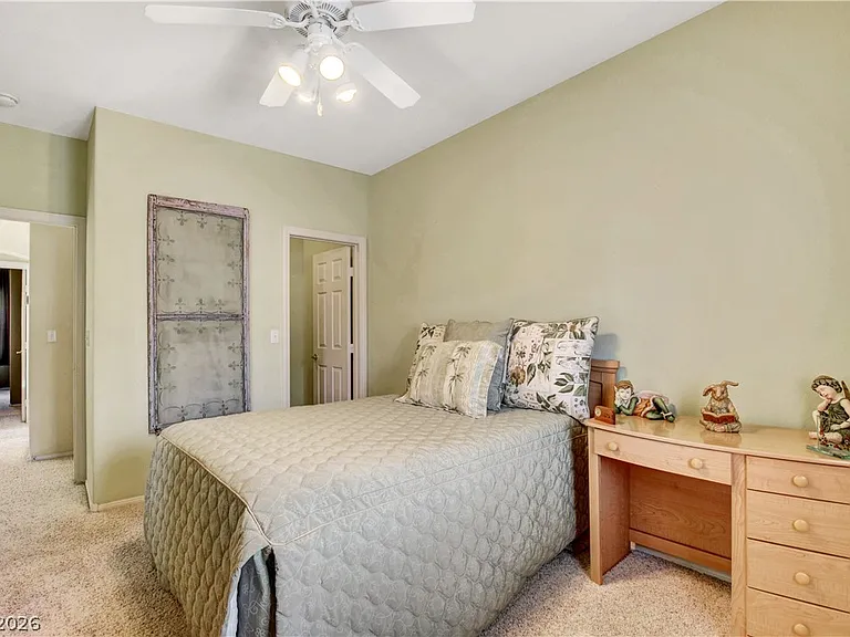 251 Queens Ct — Photo 33