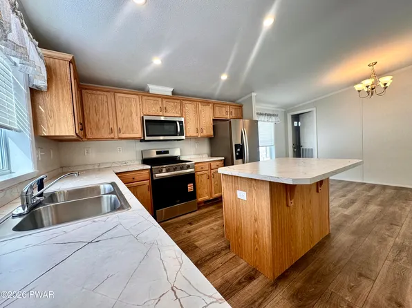106 Middle Rd, Greentown, PA 18426