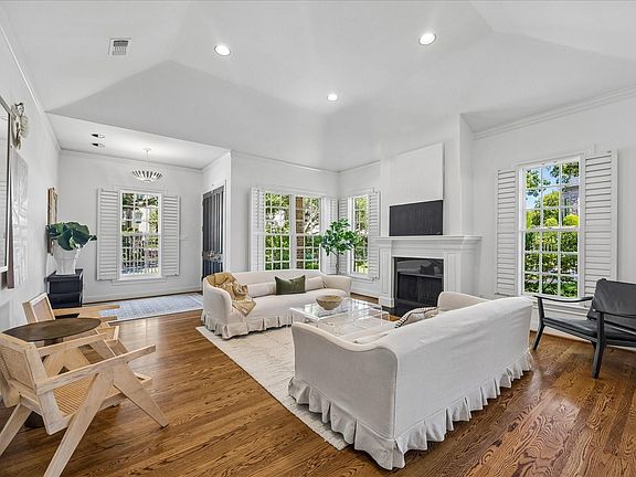 4th image of 40 Hackberry Ln