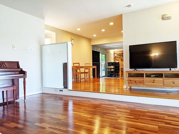 5th image of 3281 Catalina Ave