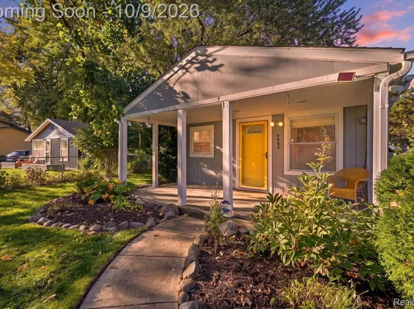 3900 Elmhurst Rd, Waterford, MI 48328