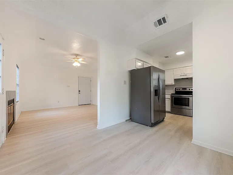 1702 Ireland Dr — Photo 9