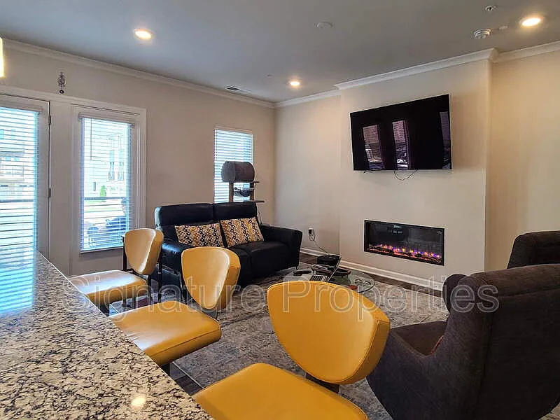 3 bed, 2.5 bath, 1843 sqft, $3,100 — Photo 3