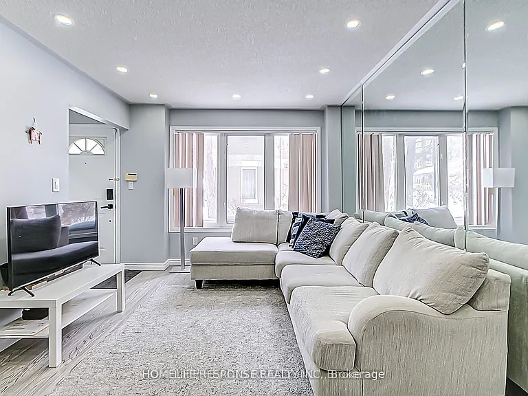 29 Rosebank Dr #911 — Photo 4